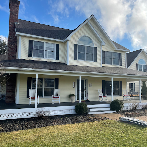 2022-04-29_yellow_house Beautifully Cleaned Home